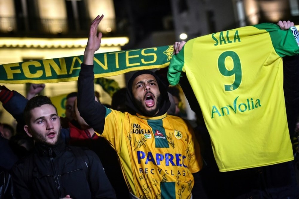 Des supporters nantais rendent hommage à Emiliano Sala. AFP