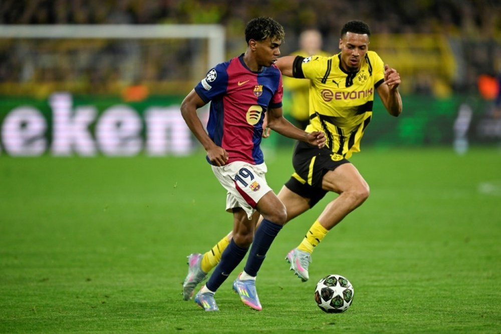L'attaquant de Barcelone Yamal (G) au duel avec le milieu de Dortmund Nmecha. AFP