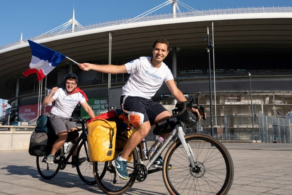 Paris-Doha à vélo, le défi fou de deux fans des Bleus. afp