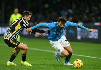 Naples a peut-être offert sa couronne à l'Inter Milan: le champion en titre a battu dimanche la Juventus Turin qui pourrait être reléguée à quinze points du leader milanais à l'issue de la 27e journée du Championnat d'Italie.
