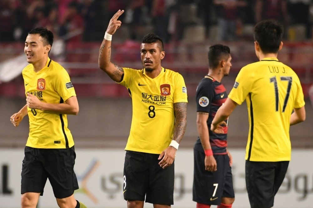 le Brésilien Paulinho (c), buteur face aux Japonais de Kashima Antlers. AFP