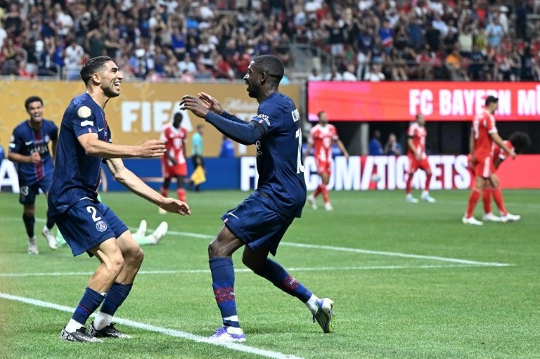 Les joueurs du PSG Dembélé (à droite) et Hakimi (à gauche) fêtent le deuxième but. AFP