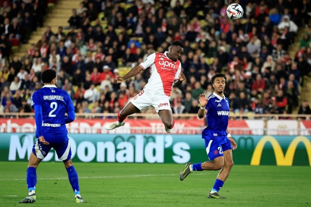 L'attaquant américain de Monaco Balogun (C) plus haut que les Strasbourgeois. AFP