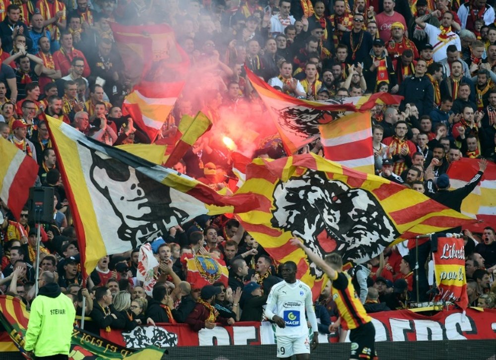 Supporters Lensois au stade Bollaert-Delelis lors du match de L2 face à Niort, le 19 mai 2017. AFP