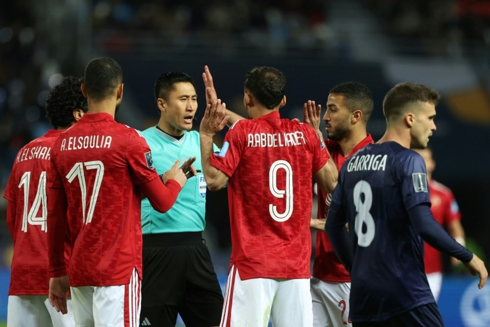 Quand l'arbitre parle au public au Mondial des clubs. AFP
