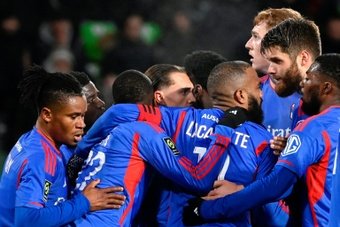 Lyon a poursuivi sa remontée au classement en remportant une quatrième victoire d'affilée en L1, à Metz, 2 à 1, dans un match qu'il a dominé dans l'ensemble.