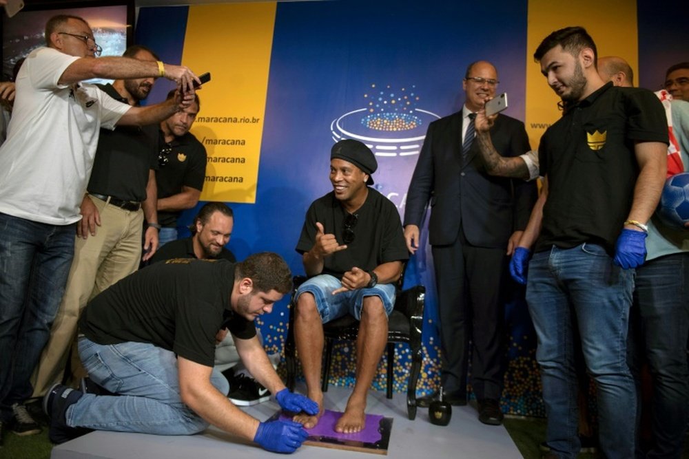 Ronaldinho Gaucho dépose les empreintes de ses pieds au panthéon du football brésilien. AFP