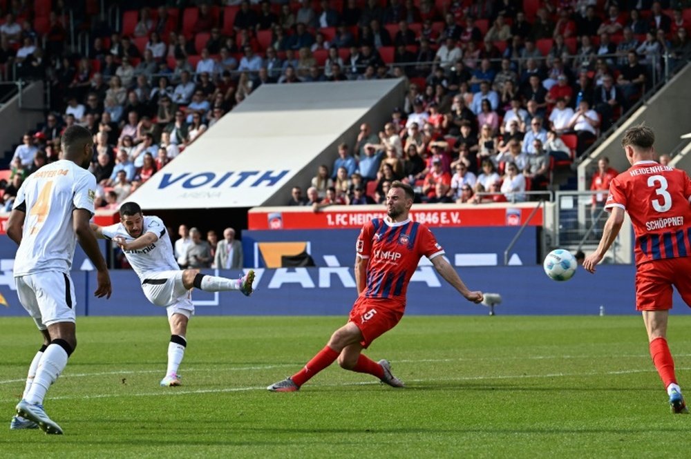 L'Argentin Emiliano Buendia (2e à g) buteur du Bayer Leverkusen. AFP