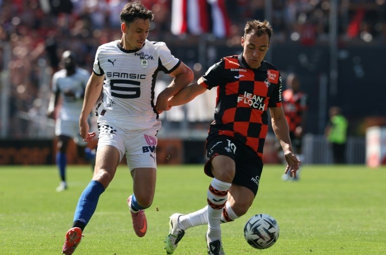 Pablo Pagis (Lorient à droite) à la lutte avec Fabian Rieder (Rennes). AFP