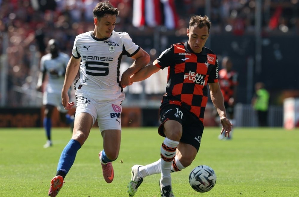 Pablo Pagis (Lorient à droite) à la lutte avec Fabian Rieder (Rennes). AFP