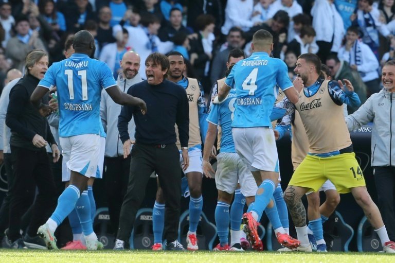 Naples renoue avec la victoire et revient sur les talons de l'Inter