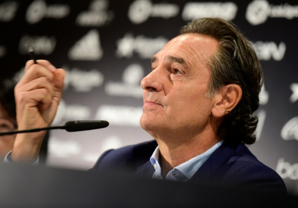 Cesare Prandelli désormais à la tête de Valence CF, lors de sa présentation au club, le 3 octobre 2016