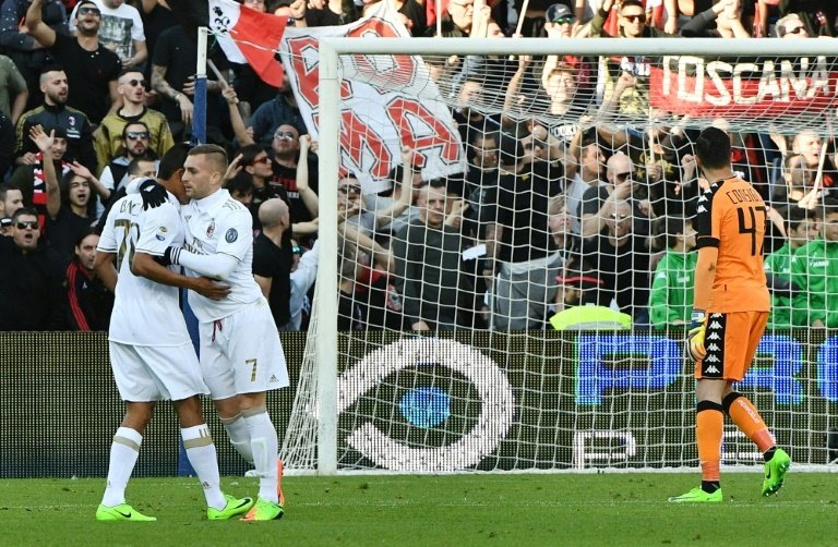 L'attaquant colombien de l'AC Milan Carlos Bacca congratulé par Gerard Deulofeu. AFP