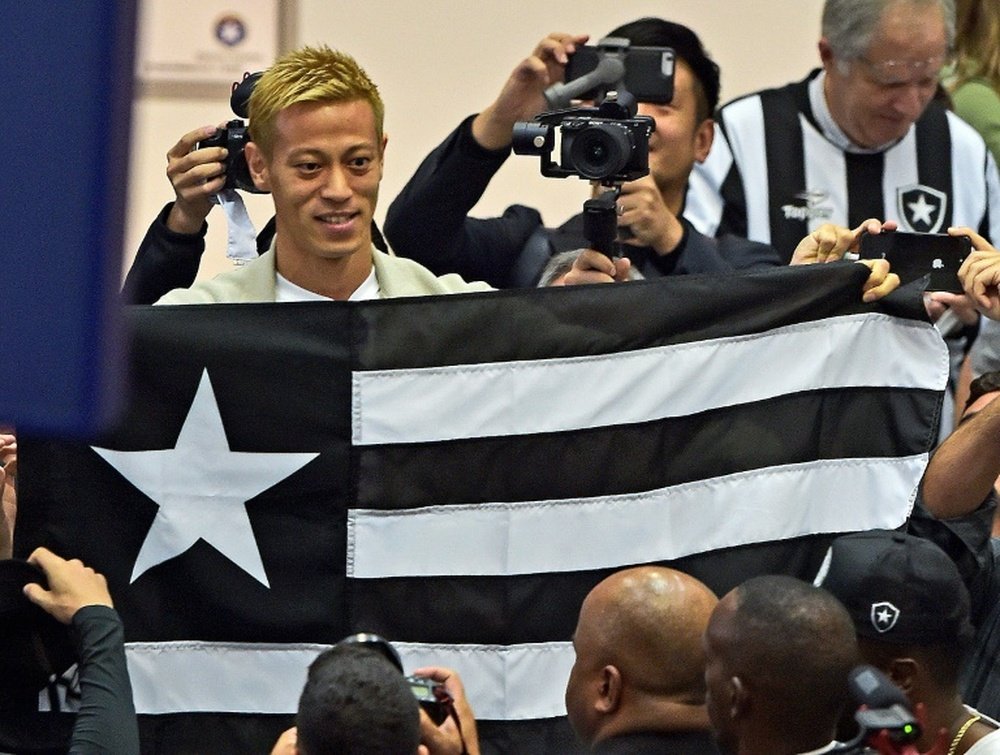 Honda accueilli en héros par les supporters de Botafogo. AFP