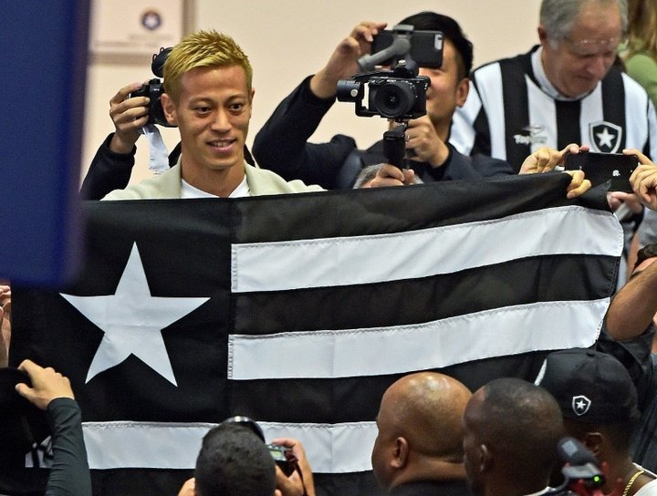 Honda accueilli en héros par les supporters de Botafogo