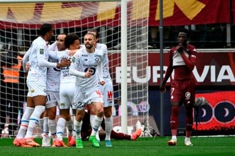 Battu par Monaco mercredi, Lille s'est repris en gagnant à Metz (2-1) dimanche lors de la 31e journée de Ligue 1 pour se rapprocher un peu plus de la Ligue des champions, enfonçant au passage son adversaire.