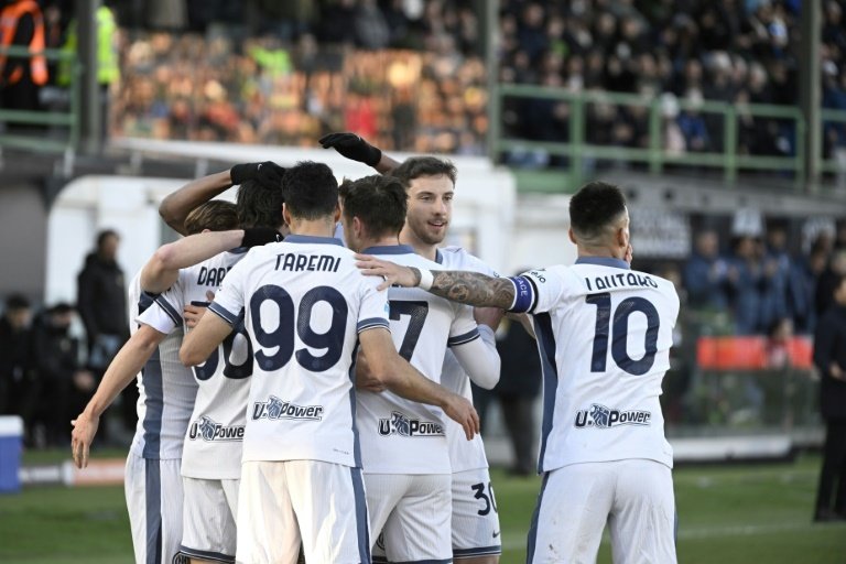 L'Inter revient à un point de Naples, le Genoa gagne enfin à domicile