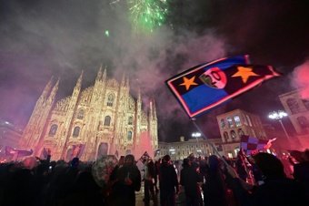Les supporters de l'Inter Milan fêtent devant la cathédrale de la ville le 20e titre de champion.AFP