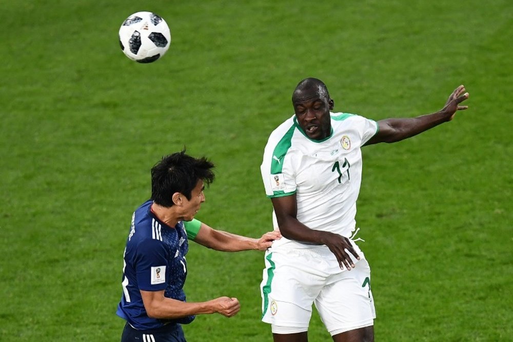 Cheikh Ndoye (d) contre le Japon à la Coupe du monde. AFP