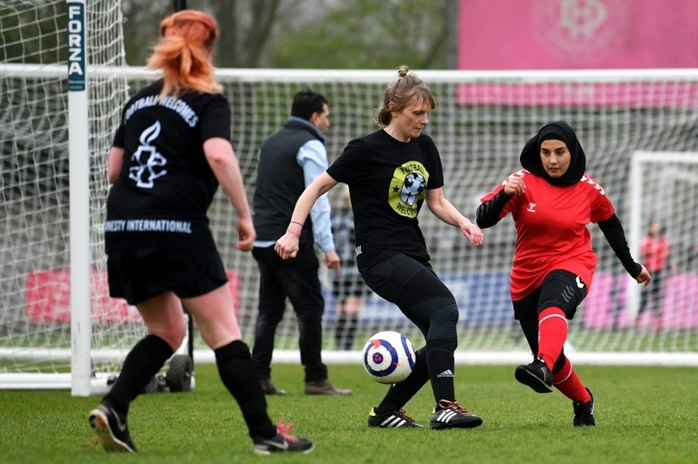 Après avoir fui l'Afghanistan, des footballeuses exercent leurs droits humains. AFP
