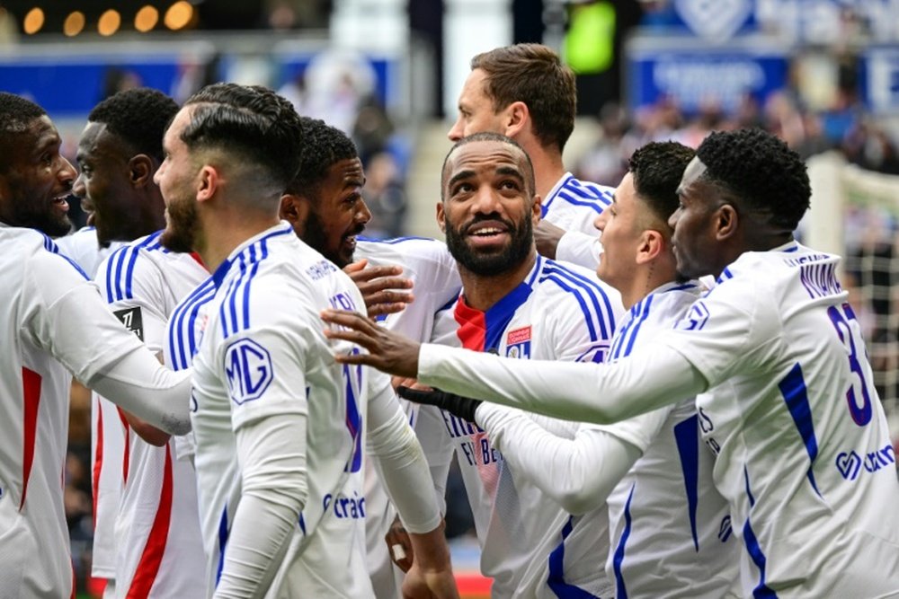 L'attaquant de l'OL Alexandre Lacazette (centre) célèbre un but. AFP
