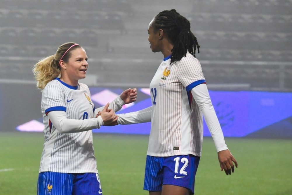 Eugénie Le Sommer (G) célèbre son but avec Marie-Antoinette Katoto. AFP