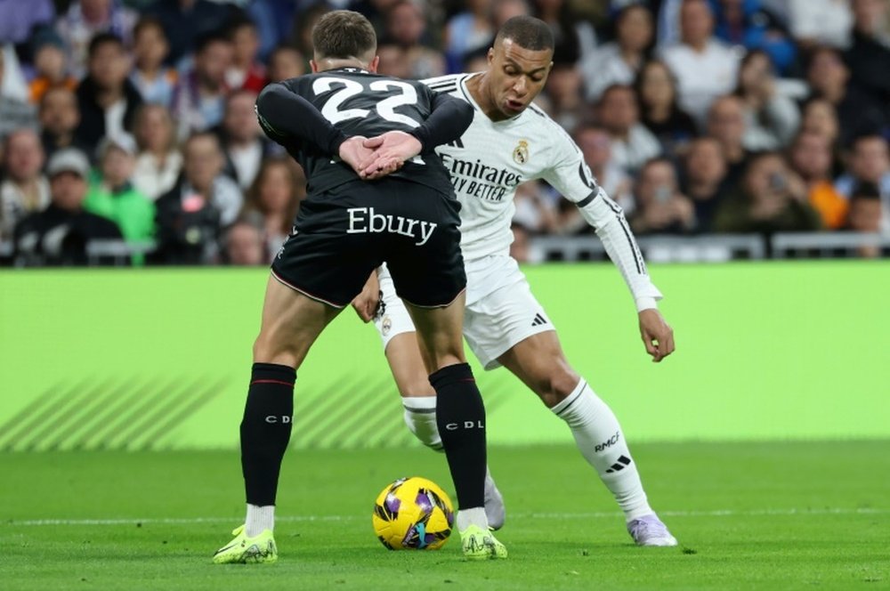 L'attaquant français du Real Madrid Mbappe (d) face au défenseur serbe de Leganés Nastasic. AFP