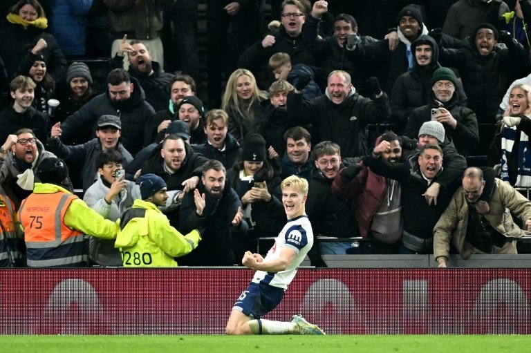 Le milieu de terrain Lucas Bergvall marque le but de la victoire. AFP