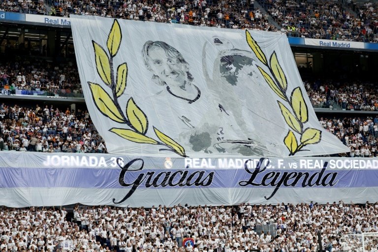 Les supporters du Real Madrid rendent hommage aux 