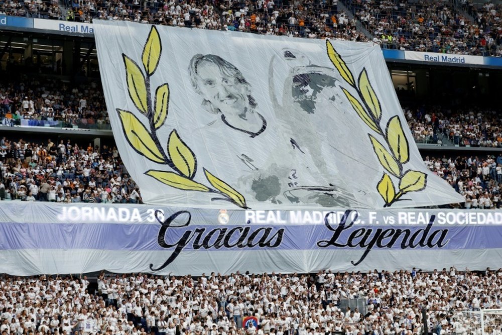 Les supporters du Real Madrid dévoilent un tifo en hommage au milieu croate Luka Modric. AFP