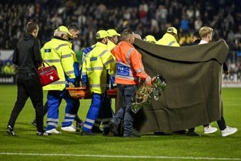 Le gardien du club RKC Waalwijk, Etienne Vaessen, victime d'un malaise après un choc lors d'une rencontre de championnat des Pays-Bas contre l'Ajax samedi soir, a passé une 