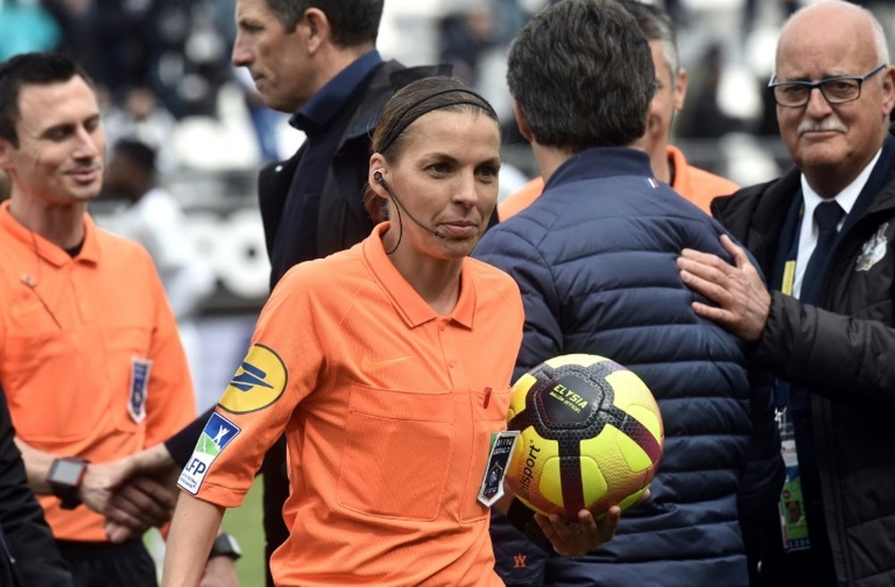 Grande première pour une femme en Ligue 1. AFP
