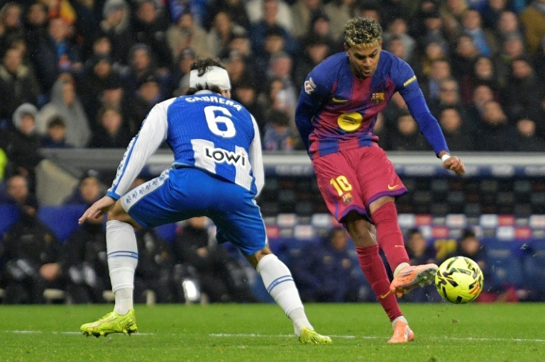 Olmo et Lewandowski offrent le derby catalan au Barça, incidents à Valence