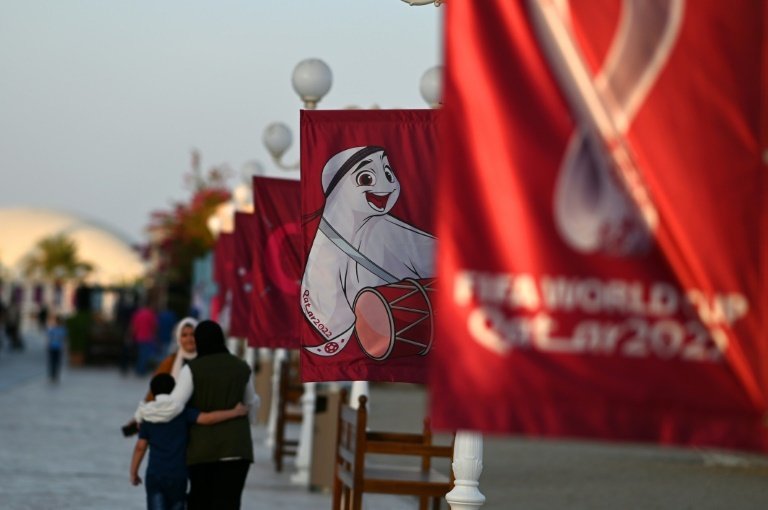 Trophée, supporteurs et équipes arrivent en ordre dispersé au Qatar