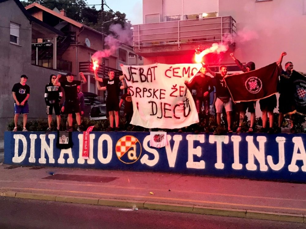 Des fans de foot en Croatie scandalisent avec une bannière anti-serbe haineuse. AFP