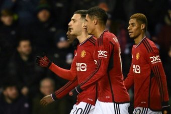 Manchester United, finaliste sortant, a lancé son année 2024 par une victoire 2-0 sans trop d'éclat chez Wigan, équipe mal classée de troisième division, pour son entrée en lice lundi en Coupe d'Angleterre.