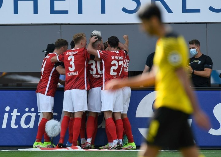 Dortmund battu 2-1 par Fribourg, Wolfsburg prend la tête