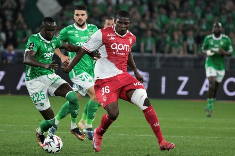 L'attaquant suisse de Monaco Embolo (d) aux prises avec le Stéphanois Wadji. AFP