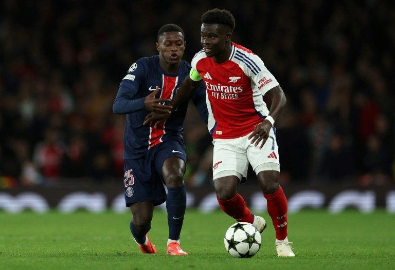 Bukayo Saka, devant le joueur du PSG, Nuno Mendes, lors du match de C1 en phase de ligue. AFP