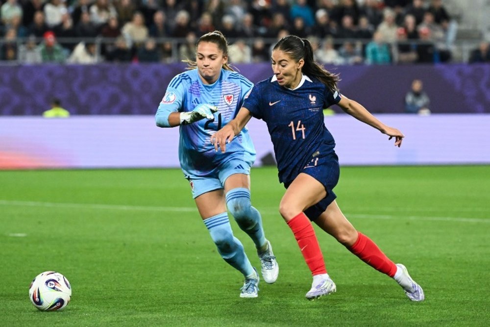 Clara Matéo subtilise la balle à la gardienne galloise Safia Middleton-Patel. AFP