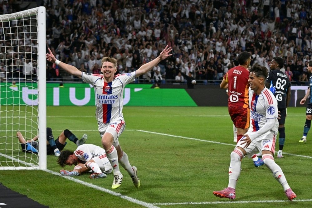 Le milieu lyonnais Pavel Sulc célèbre le but contre son camp de Leonardo Balerdi. AFP