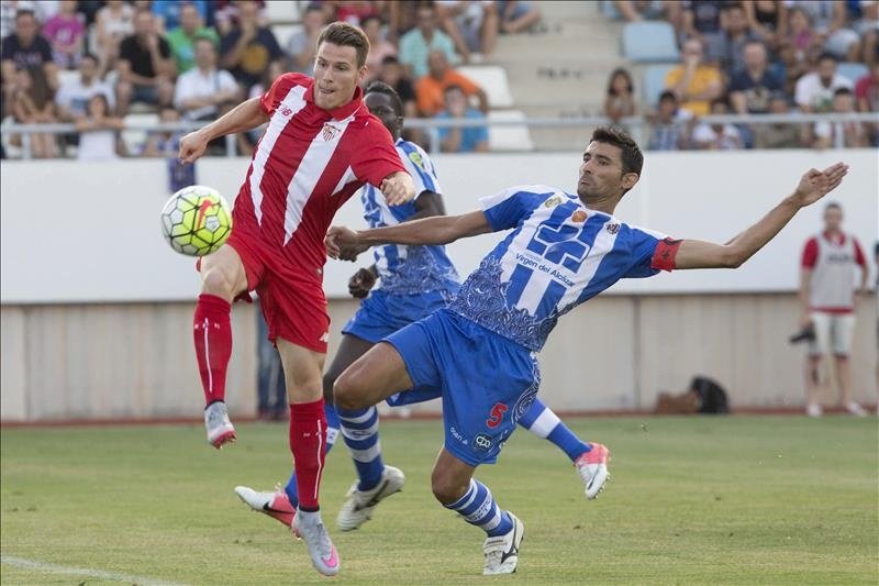 El Sevilla venció este jueves por 0-4 al Lorca Deportiva en su primer partido de pretemporada, el que disputó en el estadio Francisco Artés Carrasco ante un rival ascendido este año a la Tercera División murciana y que opuso resistencia durante la primera parte de un encuentro en el que Unai Emery, entrenador visitante, fue expulsado.