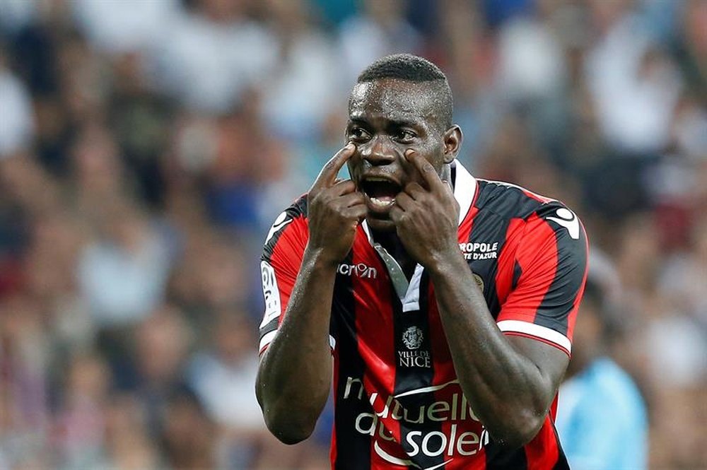 El futbolista Mario Balotelli reacciona ayer durante el partido disputado entre el OGC Nicey el Olympique de Marsella, en Niza. EFE