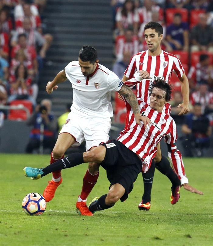 El centrocampista del Athletic de Bilba Ander Iturraspe (d) disputa un balón con Vitolo (i), del Sevilla, durante el partido de la sexta jornada de Liga de Primera División que se jugó en San Mamés, en Bilbao. EFE
