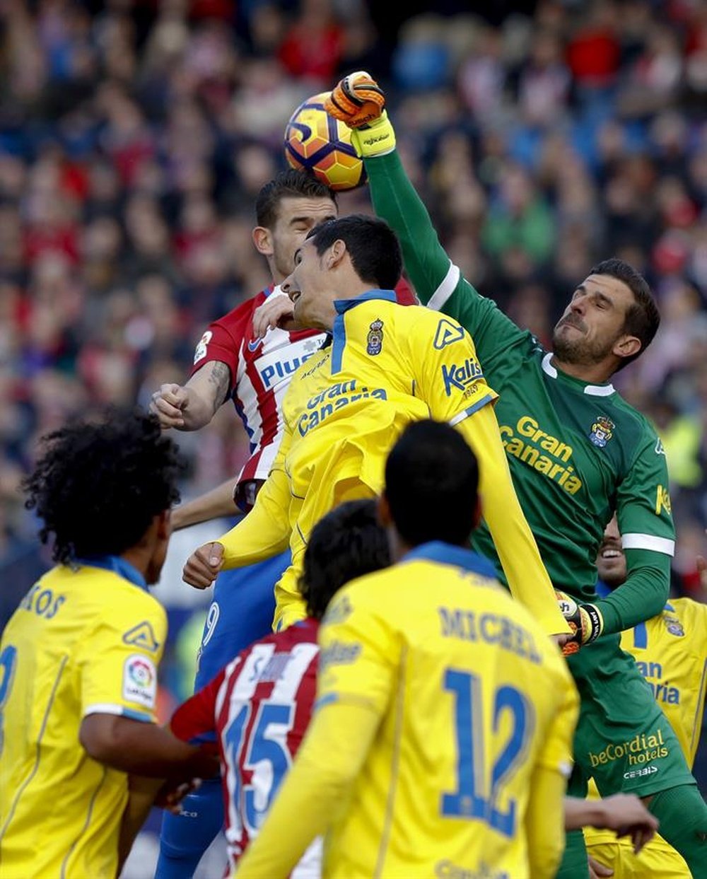 El portero de Las Palmas, Javi Varas (d), despeja el balón durante el partido frente al Atlético de Madrid de la decimosexta jornada de la Liga de Primera División que se jugó en el Vicente Calderón, en Madrid. EFE