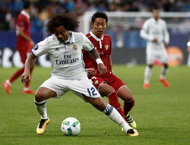 El defensa del Real Madrid Marcelo Vieira (i) pelea un balón con el centrocampista del Sevilla FC Hiroshi Kiyotake. EFE/Archivo