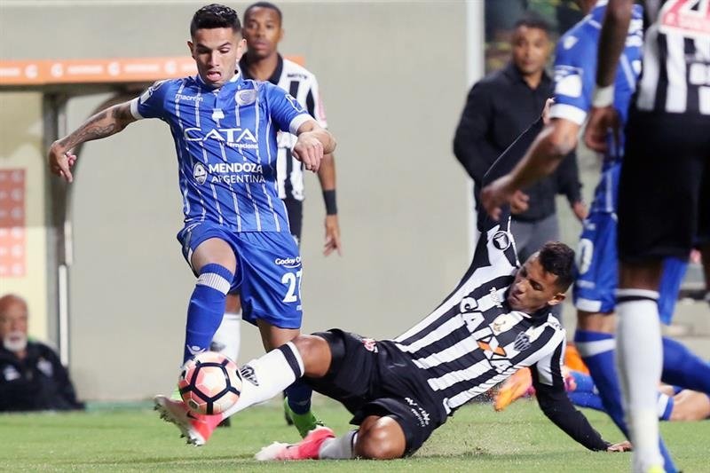 Atlético Mineiro arrolla a Godoy Cruz y asalta el liderato