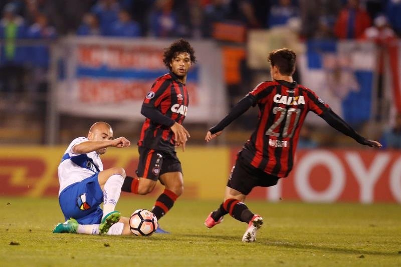 Paranaense gana en Chile y se sube al tren de la locura hacia octavos