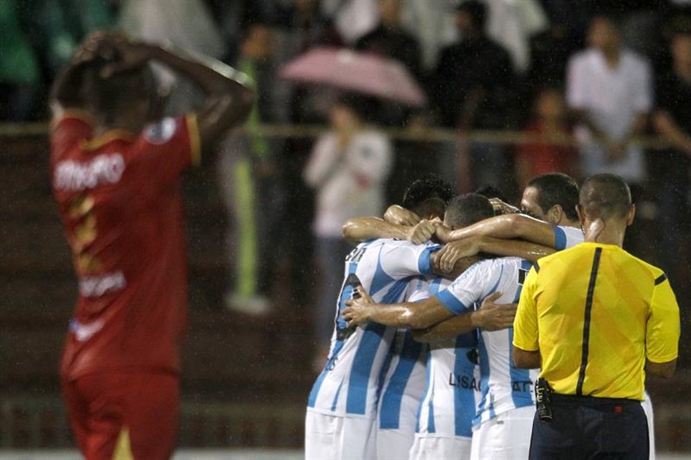 Racing se ganó el pase bajo la lluvia. EFE