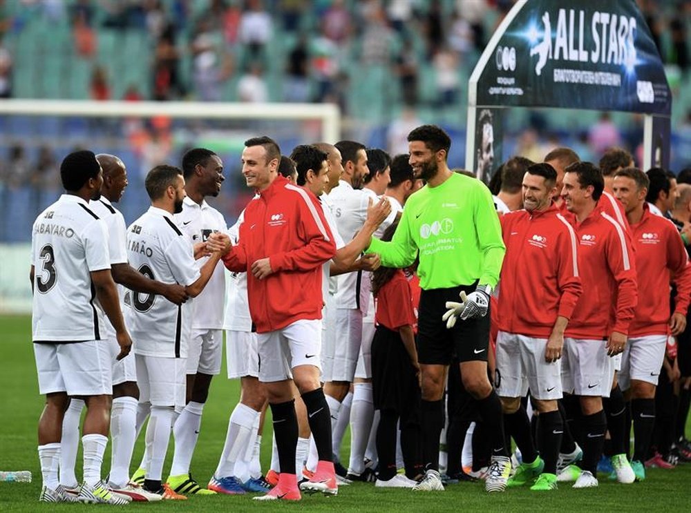 Figo y Stoichkov volvieron a calzarse las botas con motivos solidarios. EFE